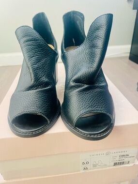 Chinese Laundry Black Leather Open-Toe Mules